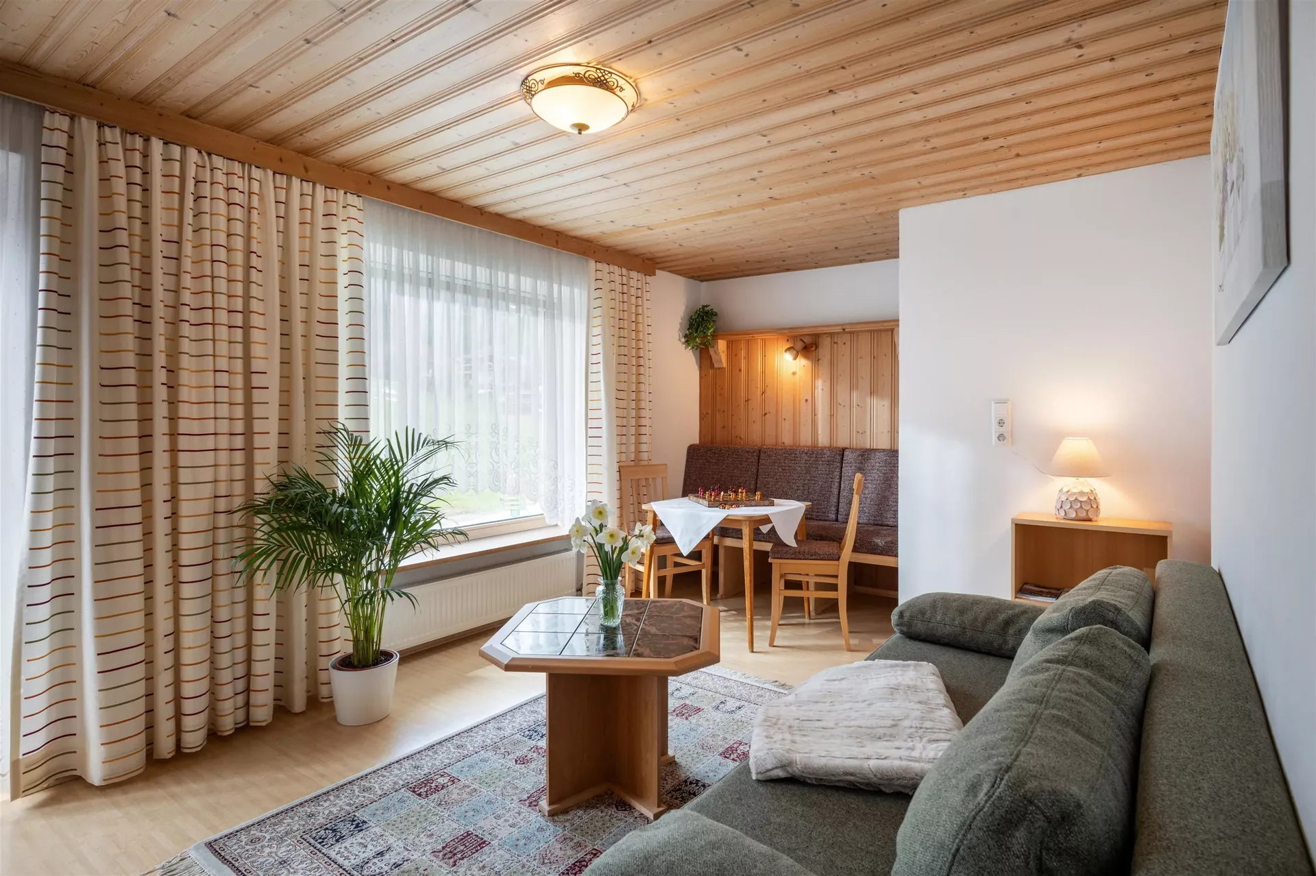 Wohnraum mit Sitzgruppe